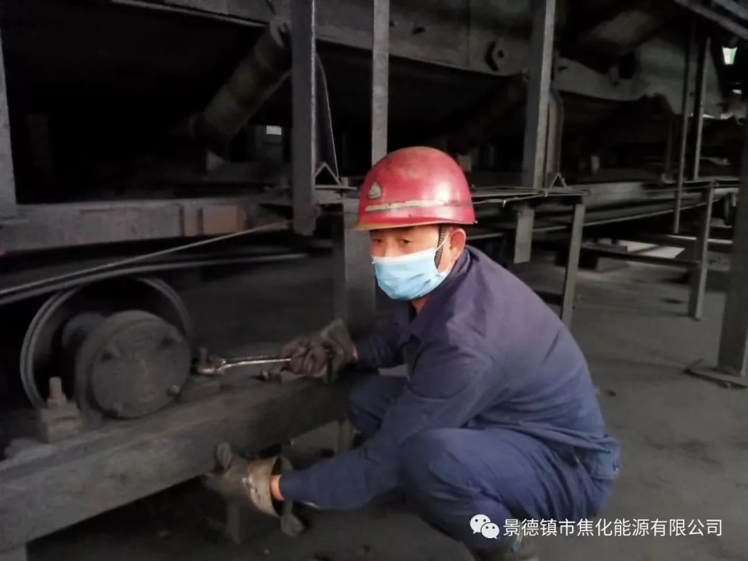 “老線這邊人手不夠，你們那邊有誰可以過來支援？”“好的，我馬上來?！甭牭竭@個消息時，羅國安剛剛結(jié)束新線的維修工作，但他二話不說，立即拿起維修包，投入到老線的維修工作當中。每天工作10小時以上已經(jīng)成為抗疫期間的常態(tài)，雖然身體很疲憊，但是他沒有任何怨言，“確實很辛苦、很累，但現(xiàn)在正是特殊時期，只有保障公司生產(chǎn)經(jīng)營“不斷檔”，我們生活才能“不斷線”，恰恰我所在的運輸廠就是承擔著焦炭煤炭運輸?shù)闹匾氊?，所以我更應該恪盡職守，保障好這些設備的穩(wěn)定運行?！?jpg